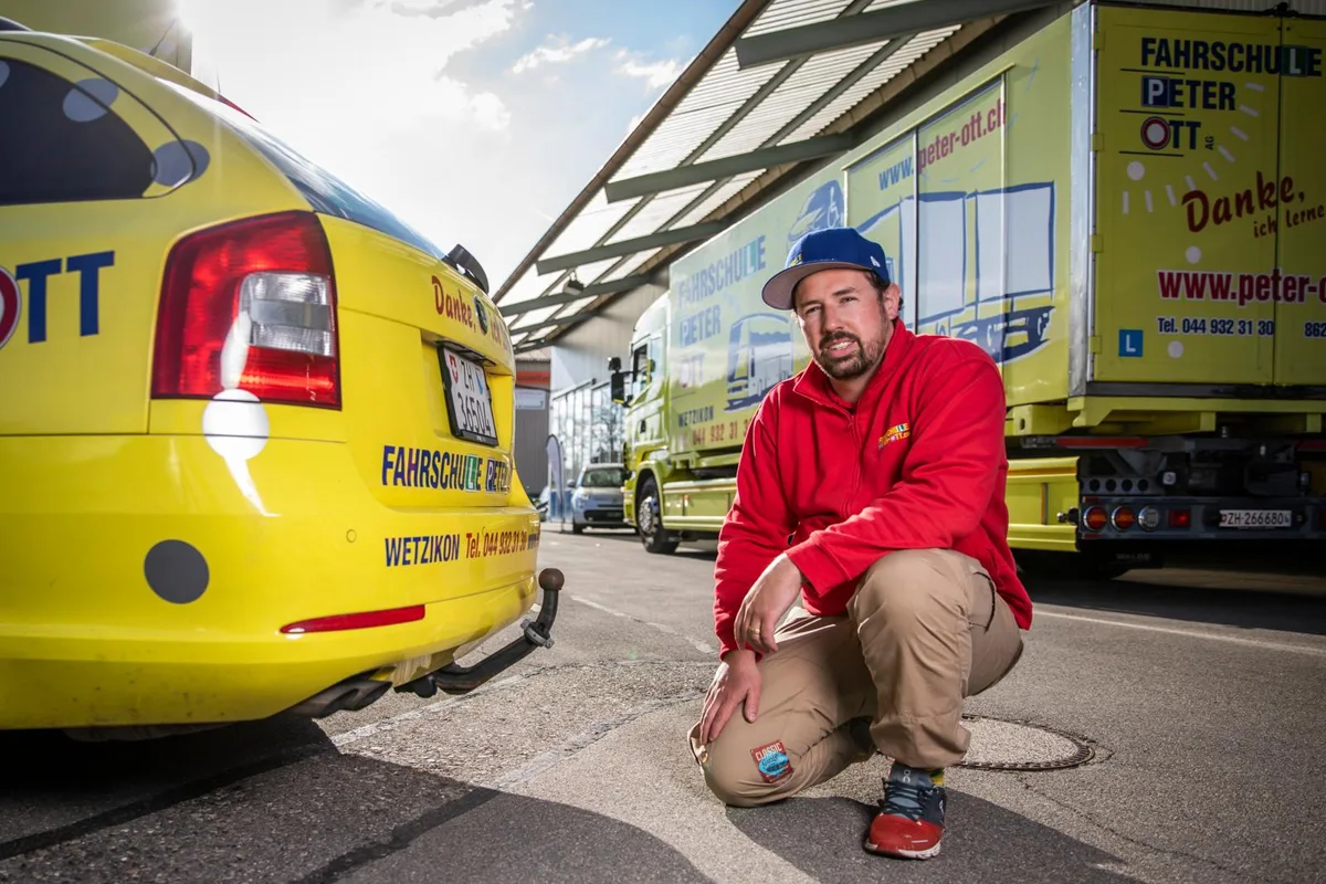 regionalwirtschaft_28032019_fahrschuleott_crm_4_preview Jonas Ott würde in seiner Wetziker Fahrschule gern auf E-Autos umsteigen. Das klappt aber aus zwei Gründen nicht., Die E-Autos sind entweder zu teuer oder haben keine Anhängerkupplung., Es gibt aber Anzeichen dafür, dass das Kupplungsproblem bald gelöst sein wird.