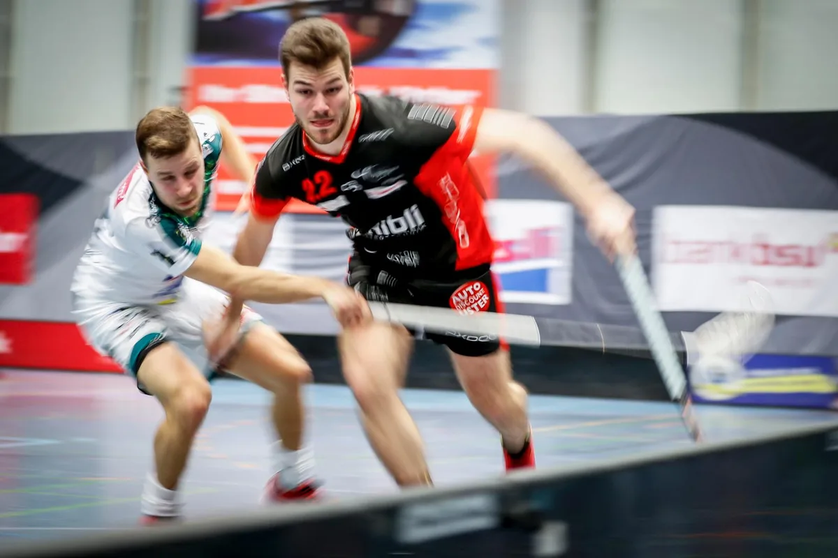 sport_09022018_unihockey_crm_04_preview Der Weg scheint verbarrikadiert: Nicola Heierli (rechts) macht sich mit Uster an, Wiler-Ersigen aus dem Weg zu räumen.