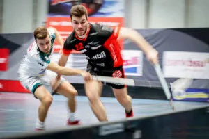 sport_09022018_unihockey_crm_04_preview Der Weg scheint verbarrikadiert: Nicola Heierli (rechts) macht sich mit Uster an, Wiler-Ersigen aus dem Weg zu räumen.