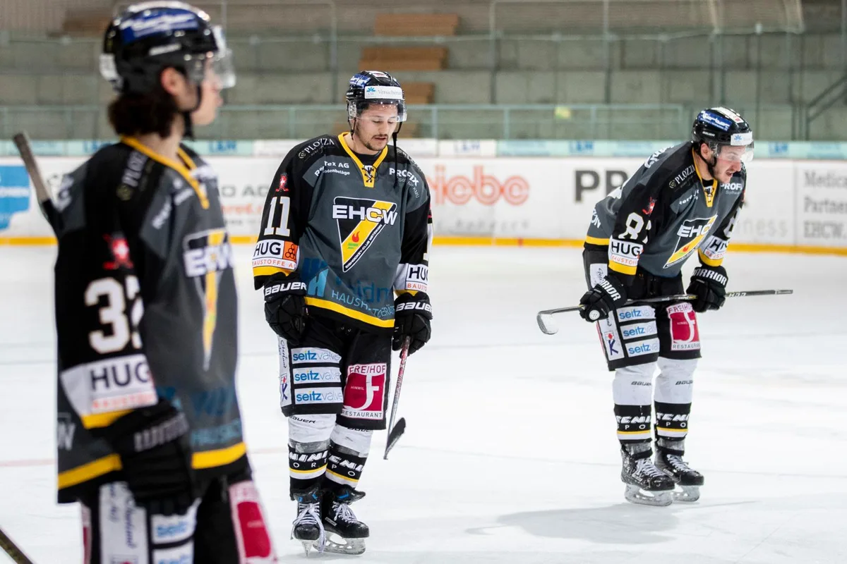 sport_12032018_eishockey_crm_02_preview Am Ende blieb der Frust: Enttäuschte Wetziker nach der 2:3-Niederlage gegen Arosa., EHCW-Verteidiger Raphael Röthlisberger versucht Arosas Pierino Bigliel zu stoppen. , Zu wenig effizient: Wetzikons Kevin Eggimann scheitert an Arosa-Keeper Sven Witschi., Handschuh im Gesicht statt Puck im Tor: EHCW-Captain Nicolas Marzan., EHCW-Trainer Roger Keller treibt seine Spieler an - die Wetziker verlieren dennoch., Weggedrückt: Wetzikons Manuel Laimbacher hat gegen Flavio Cola das Nachsehen., Vergeblich verrenkt: EHCW-Torhüter Yannik Peter kassiert das 1:3.