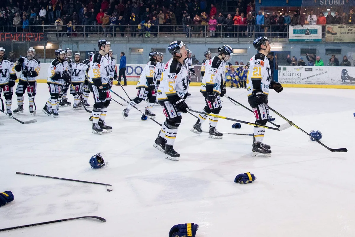 sport_14032018_eishockey_crm_22_preview Die Wetziker Spieler bedanken sich nach der Niederlage in Arosa bei ihren mitgereisten Fans.