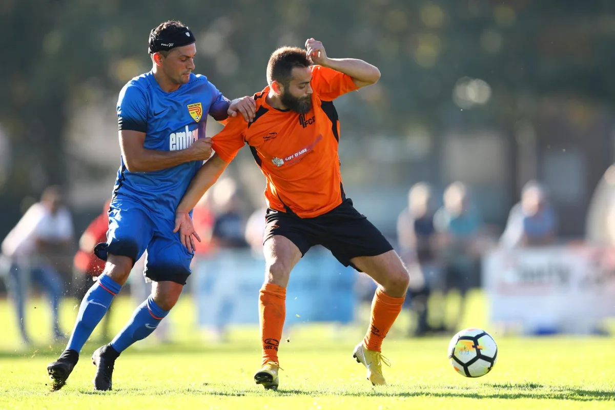 sport_14102018_du%cc%88biru%cc%88ti_dku__8__preview Rütis Pleurat Hoxhaj (links) im Duell mit dem Dübendorfer Ali Hoti., FCR-Captain Lars Grimm gegen den Ustermer Ivan Jakovljev.