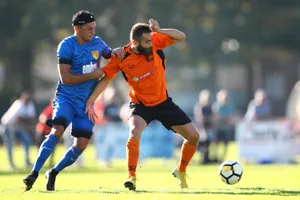 sport_14102018_du%cc%88biru%cc%88ti_dku__8__preview Rütis Pleurat Hoxhaj (links) im Duell mit dem Dübendorfer Ali Hoti., FCR-Captain Lars Grimm gegen den Ustermer Ivan Jakovljev.
