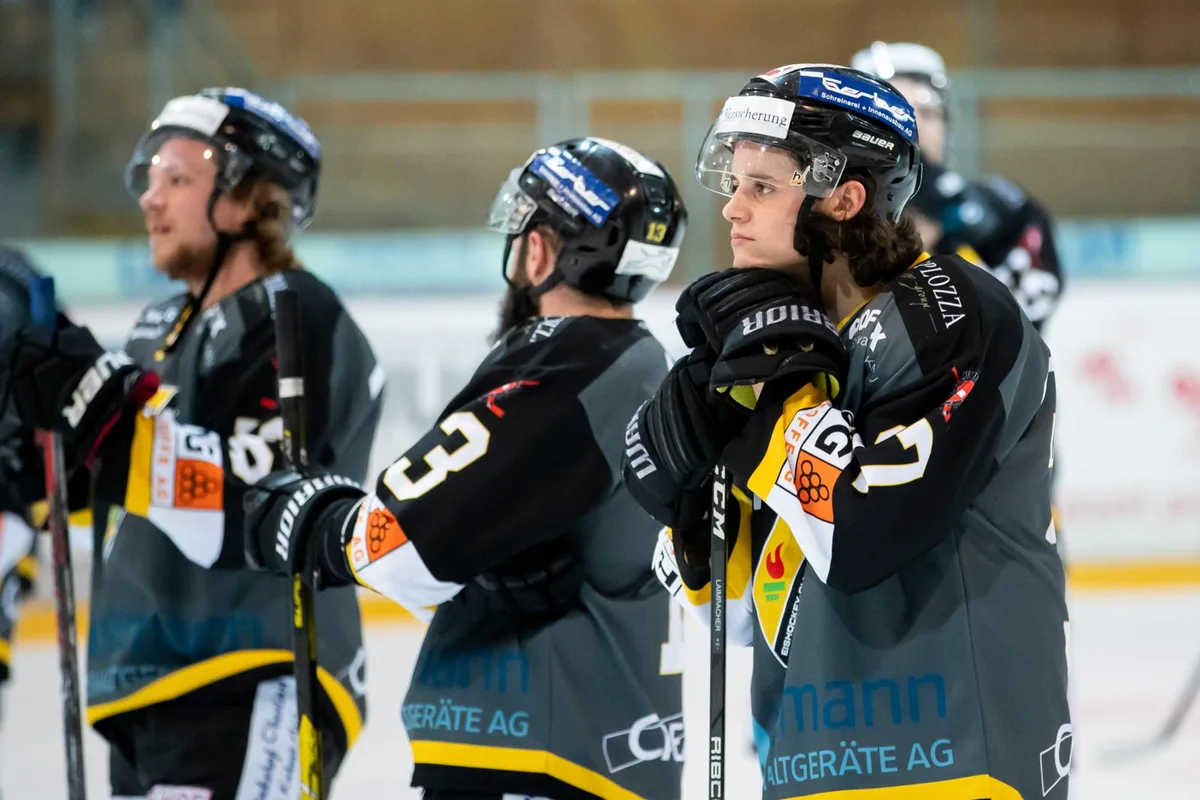 sport_23032018_eishockey_crm_06_preview Hängende Köpfe statt Medaillenjubel: Der EHC Wetzikon wurde den Erwartungen nicht gerecht.
