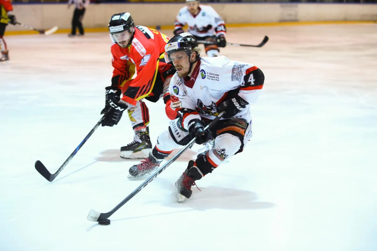 sport_26032019_vikings%20freimettigen_dku__11__preview Vom Gegner abgefangen: Die Dürnten Vikings (Yves Rüegg, rechts) unterlagen Freimettigen zuhause 1:2.