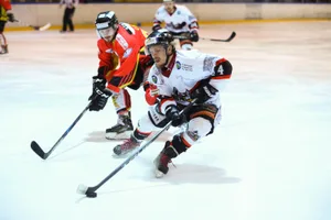 sport_26032019_vikings%20freimettigen_dku__11__preview Vom Gegner abgefangen: Die Dürnten Vikings (Yves Rüegg, rechts) unterlagen Freimettigen zuhause 1:2.