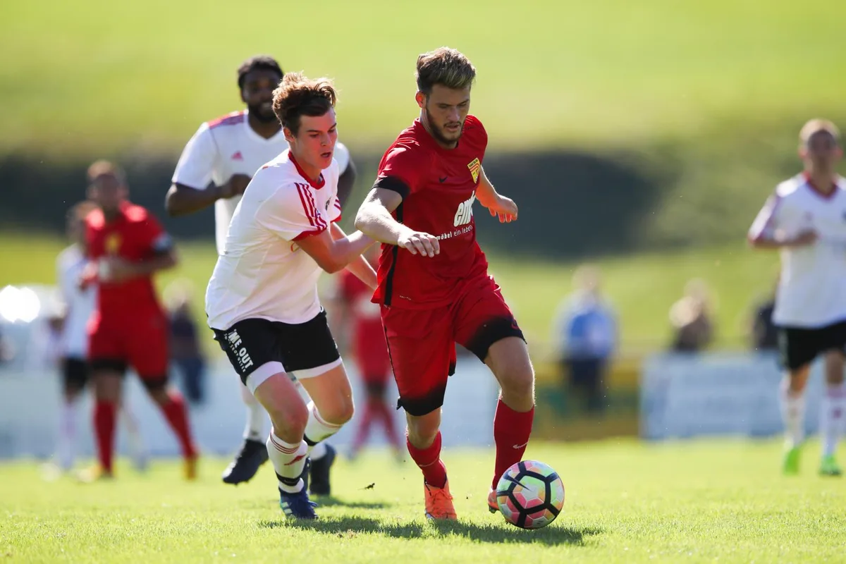 sport_26082018_fussballruetiuster_dku__4__preview Usters Lukas Rüegg verfolgt den Rütner Edison Syla., Jubelt Edison Syla erneut gegen den FC Uster?, Die Ustermer Abwehr (hier Lukas Rüegg) wird gegen Taulant Syla gefordert sein.