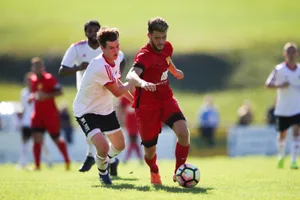 sport_26082018_fussballruetiuster_dku__4__preview Usters Lukas Rüegg verfolgt den Rütner Edison Syla., Jubelt Edison Syla erneut gegen den FC Uster?, Die Ustermer Abwehr (hier Lukas Rüegg) wird gegen Taulant Syla gefordert sein.