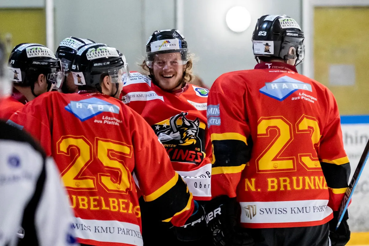 sport_28022018_eishockey_crm_18_preview Vikings-Stürmer Mario Senn (Mitte) hat mit seinen Teamkollegen noch einiges vor.