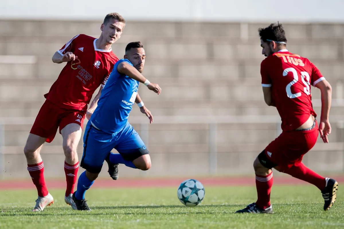 sport_30032019_fussball_pif-7_preview Das vorerst letzte Derby: Rütis Spielgestalter Harbin Osmani im Duell mit den Ustermern Robin Steinmetz und Can Bozkir (r.).