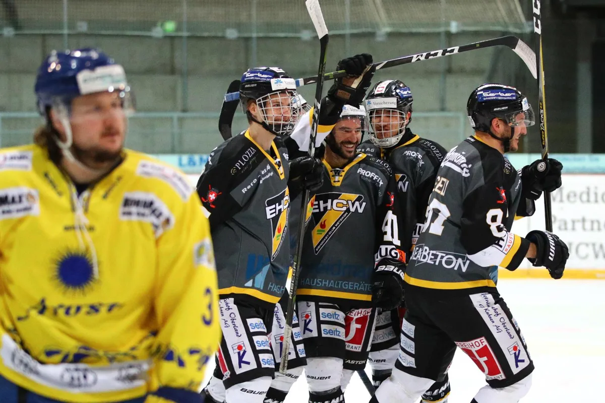 arosa%20wetzikon_4__preview Wetziker Jubel, Aroser Frust: Der EHCW legt im Playoff-Final vor.