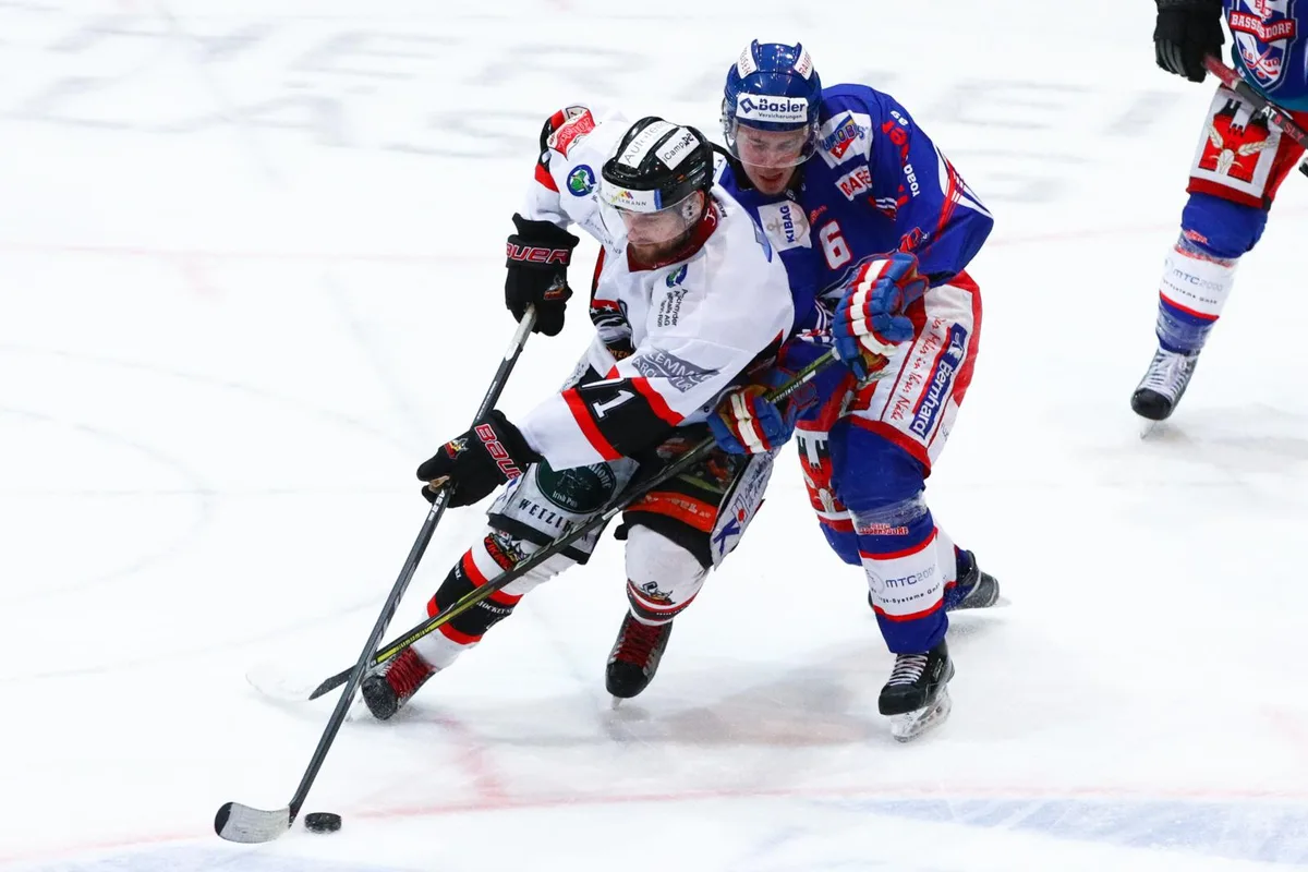 basivikings_2__preview Vikings-Stürmer Adrian Stoob (links) lässt sich den Puck vom Gegner nicht abluchsen., Mario Senn (links) und Michel De Martin freuen sich über ein Vikings-Tor. , Lukas Fankhauser (links) und Cyrill Stiefel mit dem Pokal für den Ostschweizer Meistertitel., Eine Welle für den Pokal - und Captain Noel Brunner, der ihn hält.