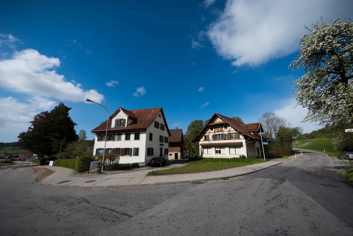 hittnau_27-04-16_luppmenpark_fsm_001_preview Das Riegelhaus und das Kosthaus im Luppmenpark dürfen wie die Villa nicht abgerissen werden.