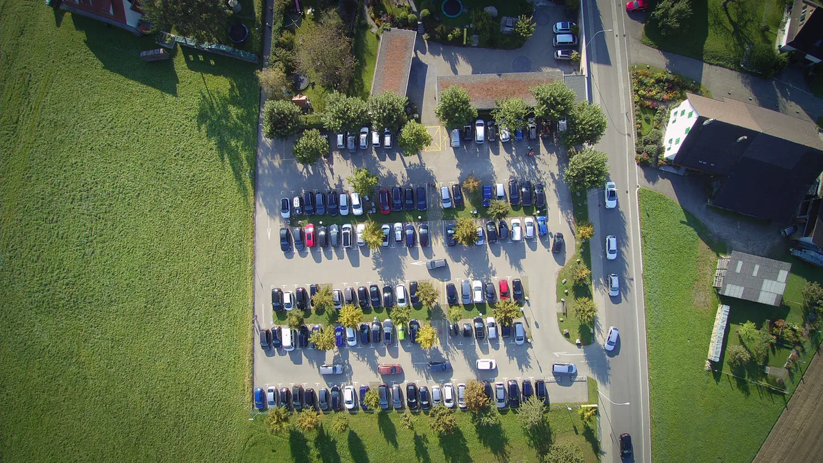 25092016_phaserotjuckerfarm_dku_1_preview Ist der Dorfparkplatz voll, verkünden das künftig Anzeigetafeln an den Ortseingängen.