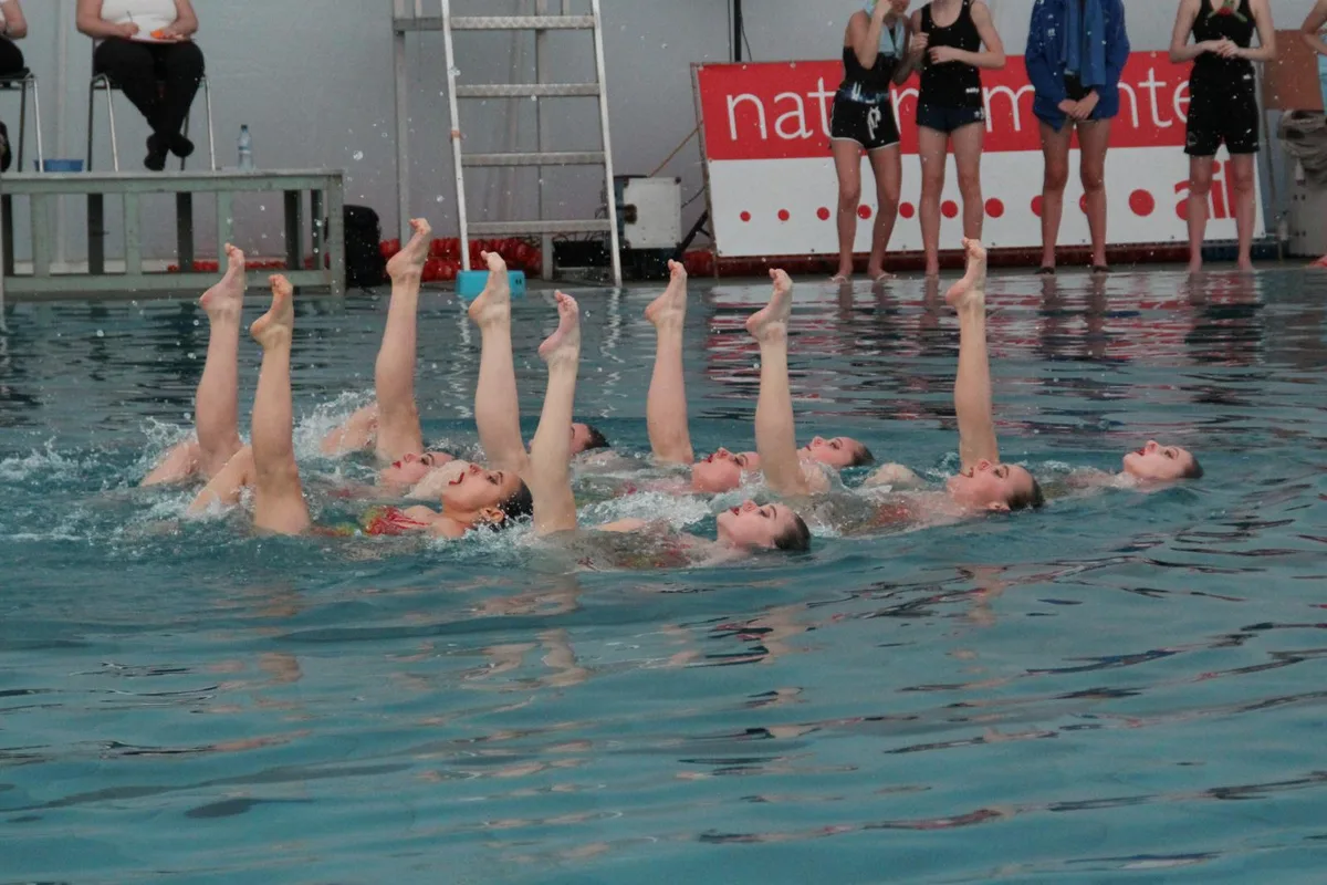 alyssa_img_6017_preview Synchron im Wasser: Alyssa Thöni mit dem Team der Limmat-Nixen bei einem Wettkampf in Lugano., Alyssa Thöni aus Ebmatingen., Alyssa Thöni im Kreis ihrer Kolleginnen von den Limmat-Sharks.