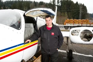 hittnau_04032016_restaurantflugzeug_sbo_7_preview Das Flugzeug «Piper Aerostar» vor dem «Freihof» dient als Blickfang für das Restaurant.