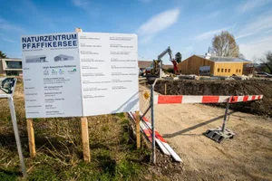 pfaeffikon_02042019_naturzentrum_sbo_10_preview_0 Noch stehen die letzten Bauarbeiten an, bevor das Naturzentrum am Wochenende zum ersten Mal offiziell geöffnet ist., Im Juni fand der Spatenstich für das Projekt statt., Das Naturzentrum soll einen Beitrag zur langfristigen Sicherung der Naturlandschaft am See leisten., Das Highlight der Ausstellung ist ein interaktives Relief des Pfäffikersees., Die gesamte Ausstellung im Naturzentrum ist interaktiv. , In der Umgebung entstehen Trockenmauern, Kleinstrukturen und es werden Bäume und Sträucher gepflanzt.