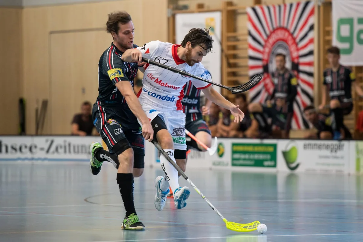 sport_09092018_unihockey_pif-5_preview Pfannenstiel-Stürmer Fabian Studer (links) wird unsanft gestoppt.
