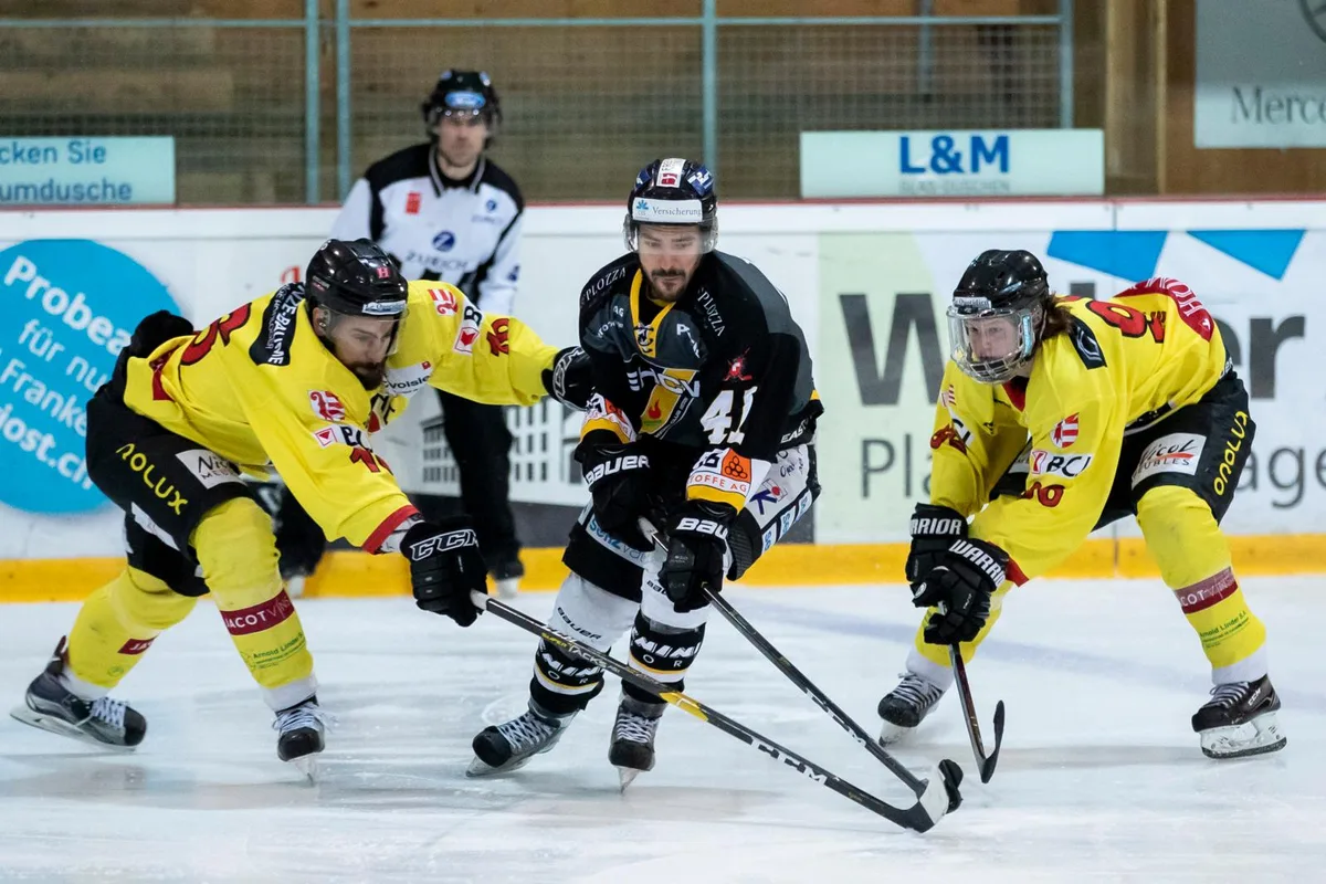 sport_23032018_eishockey_crm_10_preview Stefano Pons (Mitte) schlängelt sich auch nächste Saison für den EHC Wetzikon durch gegnerischen Verkehr.