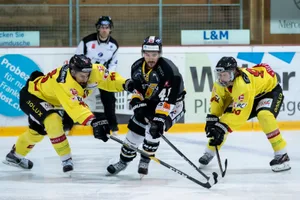 sport_23032018_eishockey_crm_10_preview Stefano Pons (Mitte) schlängelt sich auch nächste Saison für den EHC Wetzikon durch gegnerischen Verkehr.