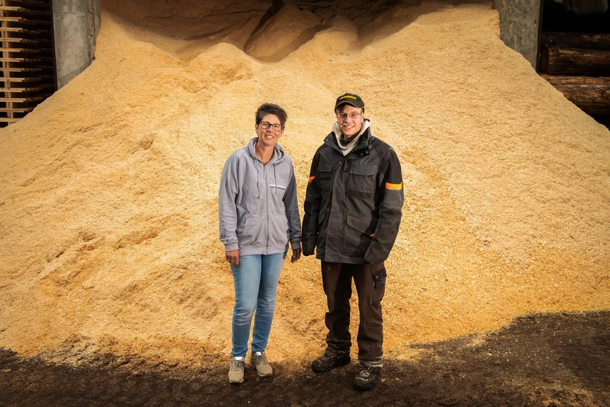 wila_11042019_bachmannsaegerei_sbo_5_preview Sägemehl wird in der Sägerei Bachmann AG laufend produziert - das ist kein spezieller Vorgang., Elisabeth Moser Bachmann (r.), Geschäftsleitungsmitglied, kümmert sich um den Vertrieb der Späne.