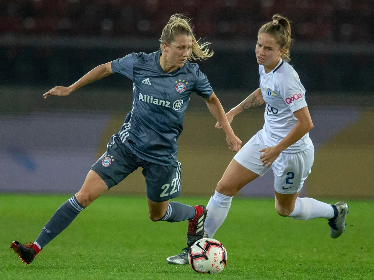 358013459_highres_preview Schon bald Gegnerinnen in der Bundesliga: Naomi Mégroz (r.) gegen Verena Schweers (München)., FCZ-Goalie Susanne Stutz (links) und Naomi Mégroz feiern den Cupsieg.