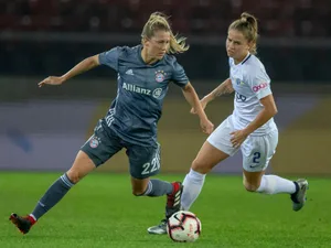 358013459_highres_preview Schon bald Gegnerinnen in der Bundesliga: Naomi Mégroz (r.) gegen Verena Schweers (München)., FCZ-Goalie Susanne Stutz (links) und Naomi Mégroz feiern den Cupsieg.
