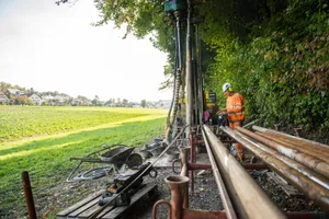 gruet_16102018_sondierbohrungen_sbo_1_preview Im Oktober 2018 führte der Kanton beim Grüt Probebohrungen für die Oberlandautobahn durch. , Bohrproben aus dem Gebiet Grüt., Arnd König ist beim Kanton Zürich zuständig für das Projekt Oberlandautobahn., Bei der Variante «Tunnel tief» würde die Oberlandautobahn wieder direkt zum Betzholzkreisel führen. , Wie weit kann die Autobahn unter den Boden gelegt werden? Die Sondierbohrungen gaben eine Antwort darauf., Die Bohrungen förderten auch festes Material zutage.