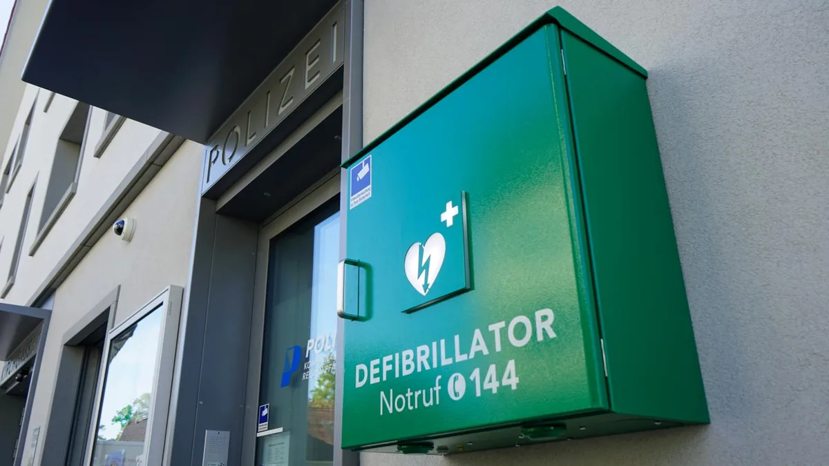 polizeiposten%20fehraltorf_3_preview Um den neuen Aussendefibrillator in Fehraltorf vor Missbrauch zu schützen, wurde eine Überwachungskamera (oben links) angebracht, Dies soll auch bei der Wertstoffsammelstelle Sennhüttenweg passieren., Dort entsorgen Abfallsünder regelmässig Kehricht, der nichts an diesem Ort verloren hat., Möbel und Kindervelos sind eigentlich gebührenpflichtig und dürften nicht bei der Sammelstelle Sennhüttenweg deponiert werden., Sei es jedoch einmal passiert, sinke die Hemmschwelle bei anderen, ebenfalls «falschen» Abfall stehen zu lassen.