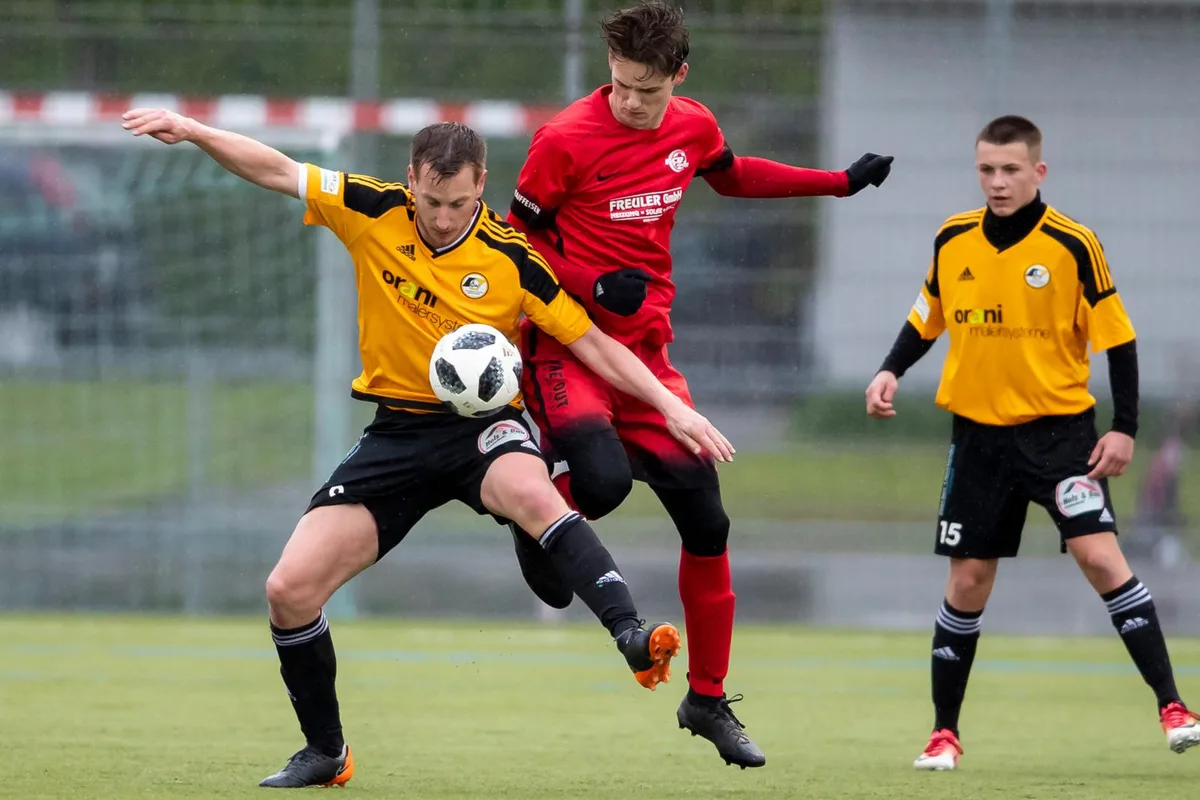 sport_04052018_fussball2_crm_02_preview Wetzikons Levi Sewer behauptet sich gegen Pfäffikons Matthias Leodolter.