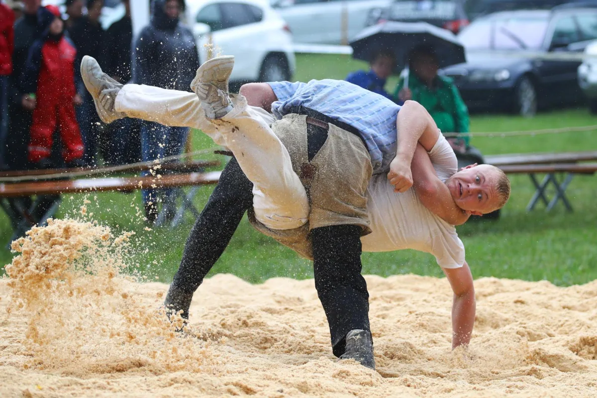 sport_10052018_pfannenstielschwinget_dku__19__preview Am Wochenende treffen sich die «Bösen Buben» in Fehraltorf zum Kräfte messen., Der Aufbau für das Schwingfest ist in vollem Gang., Das Sägemehl fehlt jedoch noch.
