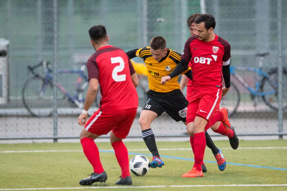 sport_21052019_fussball_pif-10_preview Wetzikons Jérémy Niessl muss sich gleich mehrere Lachner wehren.