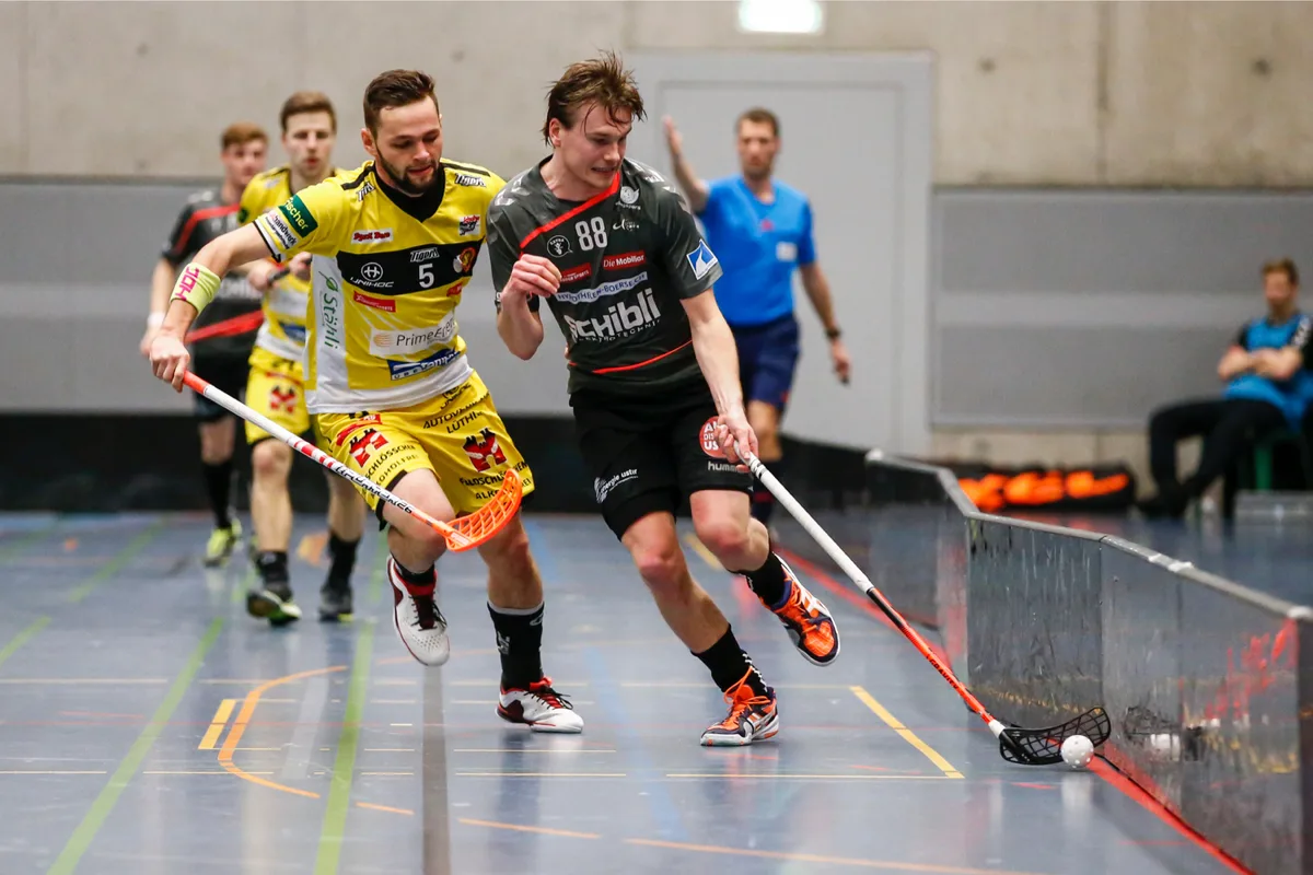 sport_23012016_unihockey_crm_5_preview Zurück im Buchholz: Markus Kulmala (rechts) spielt wieder für den UHC Uster.