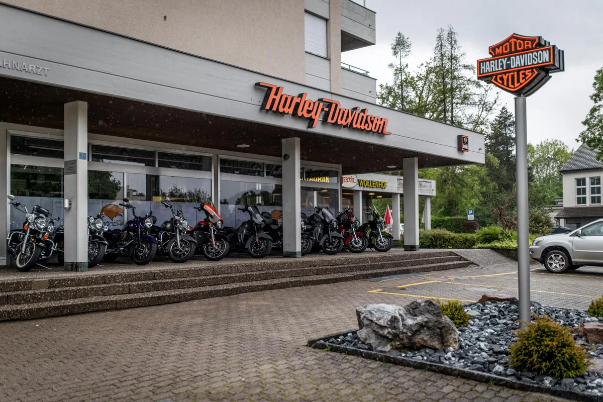 uster_21052019_igseestrasse_crm_5_preview Die Motorradfirma Müller Jussel AG gibt in Mönchaltorf zu reden..., ... Anwohner stören sich daran, dass der Betrieb immer mehr Platz benötige. Zum Beispiel Parkplätze auf der Chilbiwiese., Doch nicht alle Mönchaltorfer stellen sich auf die Seite der Müller-Jussel-Kritiker.