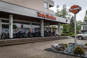 uster_21052019_igseestrasse_crm_5_preview Die Motorradfirma Müller Jussel AG gibt in Mönchaltorf zu reden..., ... Anwohner stören sich daran, dass der Betrieb immer mehr Platz benötige. Zum Beispiel Parkplätze auf der Chilbiwiese., Doch nicht alle Mönchaltorfer stellen sich auf die Seite der Müller-Jussel-Kritiker.