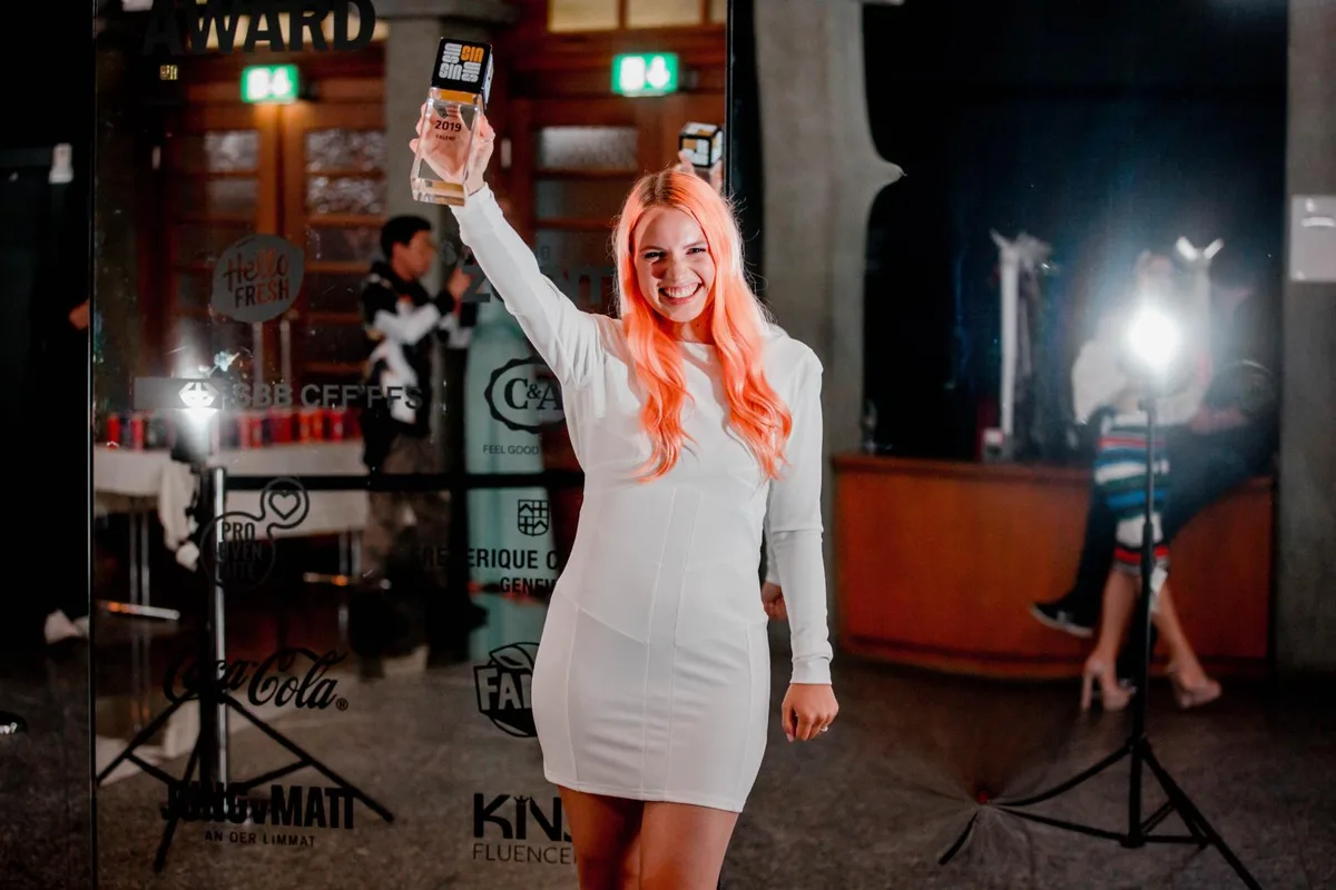 Anna Schmid unterhält ihre Follower vor allem mit ihrer eigenen Musik., Die 21-Jährige hofft, dass sich durch den Auftritt an der Awardverleihung neue Kontakte ergeben.