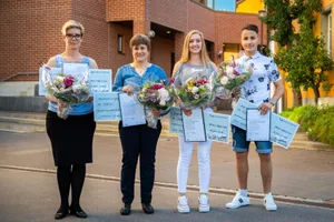 effretikon_13062019_anerkennungspreis_sbo_13_preview_0 Drei Preisträgerinnen und der Bruder als Abholer für die Vierte: Monika Schütz, Christine Lässer, Alina Wegmann, Kim Schärz., Ausgezeichnet für ihre musikalischen Leitungen: Dirigentin Monika Schütz., Alina Wegmann bekam ihre Auszeichnung durch Stadtrat Samuel Wüst (SP) überreicht., Christine Lässer mit Stadtrat Marco Nuzzi (FDP)., Kim Schärz nahm den Preis für seine Schwester Noa von Stadtrat Marco Nuzzi (FDP) entgegen.