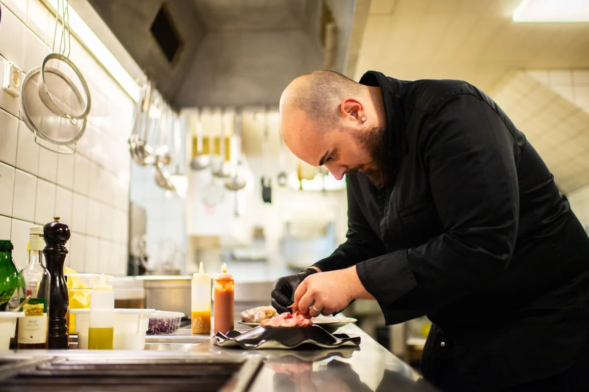 Giovanni Dell'Aquila kreiert laufend neue Rezepte für das Restaurant Hecht in Fehraltorf., Dabei sei die Mischung zwischen salzigen, süssen und sauren Komponenten wichtig.