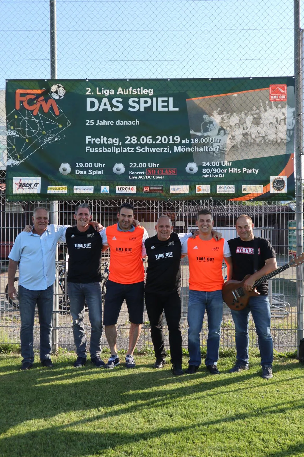 foto%20master_ok_preview Die Mönchaltorfer Marcel Krapf (v.l.), Dieter Pfister, Oliver Lerch, Christian Truog und Jonny Billeter mit «Göpf» Lehmann.
