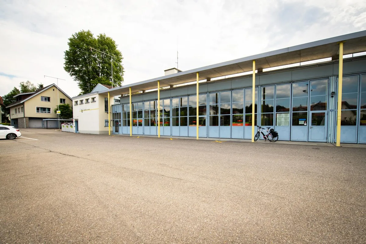 hittnau_18062019_werkhof_sbo_7_preview Das Hittnauer Gemeindehaus an der Jakob Stutz-Strasse liegt direkt neben dem Werkhof. , Dieser soll aufgestockt werden, damit die Verwaltung endlich mehr Platz erhält. , Der Souverän entscheidet am 1. September über einen Kredit in der Höhe von rund 4,33 Millionen Franken. , Das Gemeindehaus soll nach dem Umzug von der Schule übernommen werden, die darin die Kita unterbringen will.