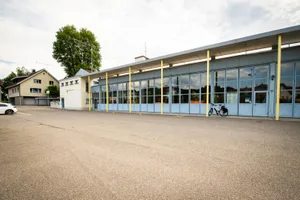 hittnau_18062019_werkhof_sbo_7_preview Das Hittnauer Gemeindehaus an der Jakob Stutz-Strasse liegt direkt neben dem Werkhof. , Dieser soll aufgestockt werden, damit die Verwaltung endlich mehr Platz erhält. , Der Souverän entscheidet am 1. September über einen Kredit in der Höhe von rund 4,33 Millionen Franken. , Das Gemeindehaus soll nach dem Umzug von der Schule übernommen werden, die darin die Kita unterbringen will.
