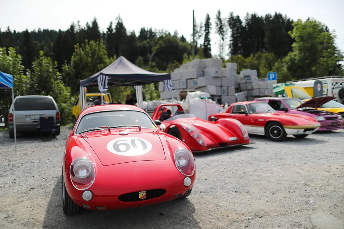 Das Oldtimertreffen in Hittnau findet dieses Jahr zum neunten Mal statt., MSC-Präsident Christoph Hitz (r.) besitzt selber mehrere Oldtimer.