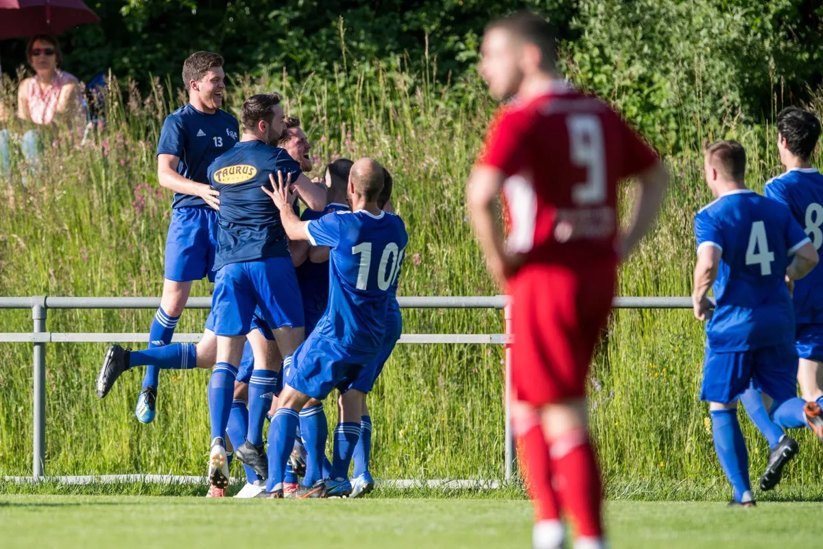 sport_01062019_fussball_pif-7_preview Jubel bei Effretikons Spielern: Der FCE kehrt nach dem spektakulären 9:5-Sieg gegen Kloten in die 2. Liga zurück.