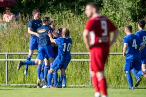 sport_01062019_fussball_pif-7_preview Jubel bei Effretikons Spielern: Der FCE kehrt nach dem spektakulären 9:5-Sieg gegen Kloten in die 2. Liga zurück.