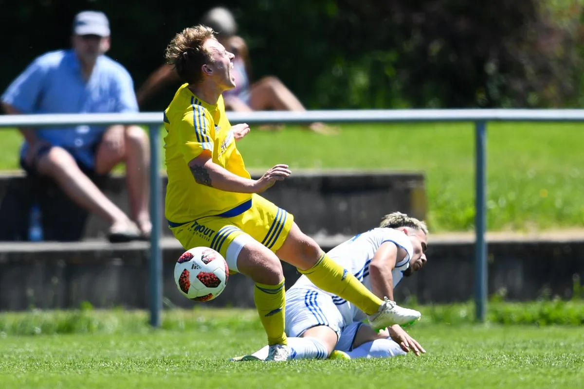 sport_02062019_fussballgossaubassi_dku__1__preview Gossaus Michael Dörig wird im Spiel gegen Bassersdorf unsanft gestoppt.