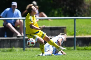 sport_02062019_fussballgossaubassi_dku__1__preview Gossaus Michael Dörig wird im Spiel gegen Bassersdorf unsanft gestoppt.