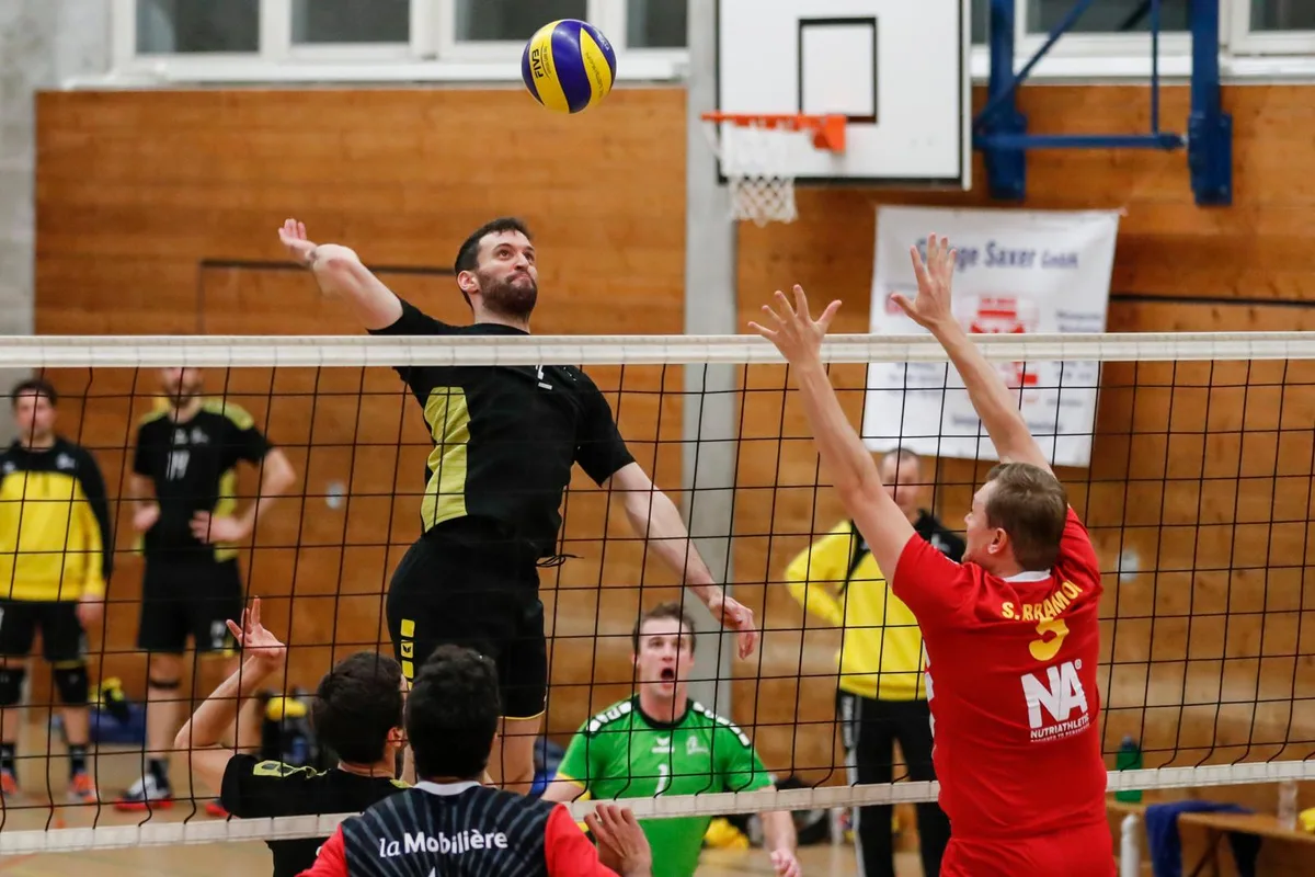 Die Wetziker Volleyballer (Max Gay, links) wollen sich weiter mit bescheidenen Mitteln in der NLB behaupten.