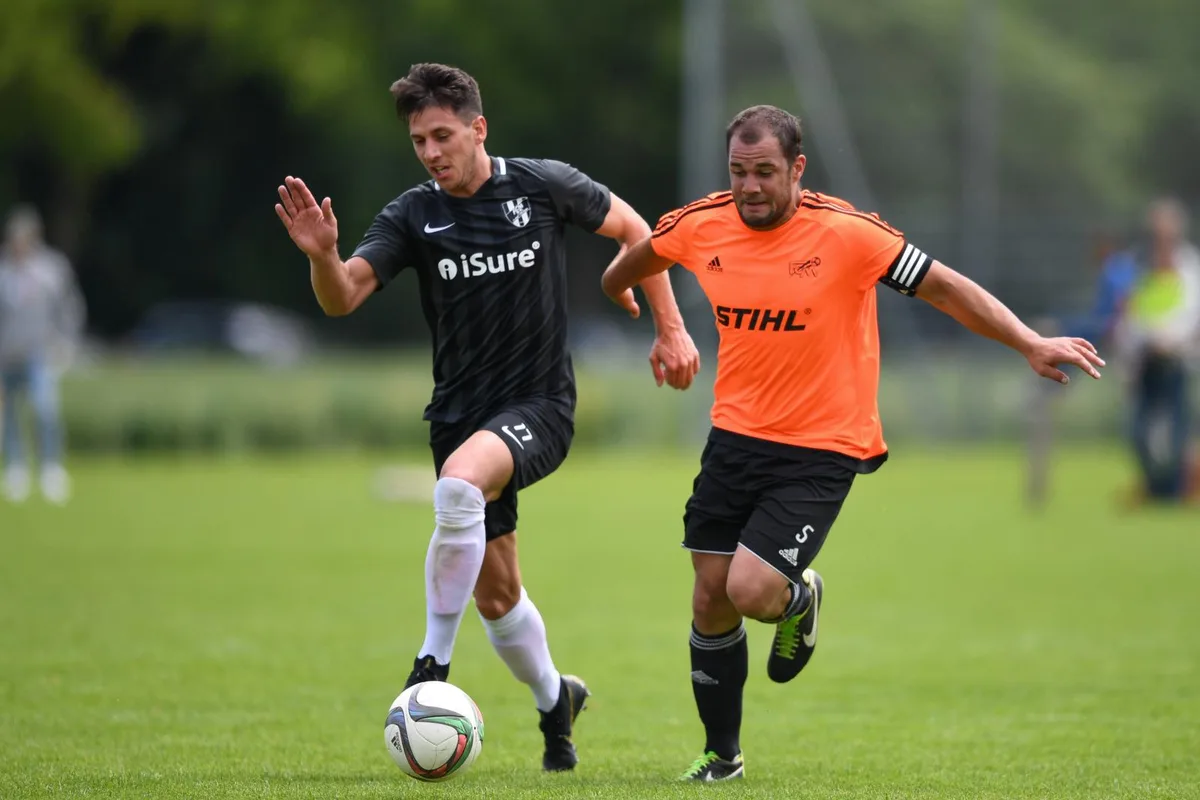 sport_16062019_fussballmoenchimeilen_dku__9__preview Mönchaltorfs Stefan Huber (r.) im Laufduell mit Kevin Schiesser (Meilen).
