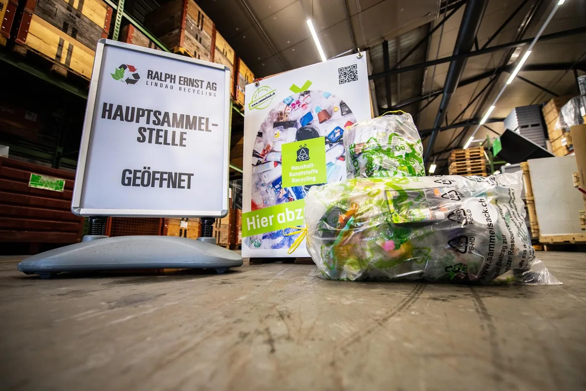 tagelswangen_11012019_sammelsaecke_sbo_5_preview In Lindau kann die Bevölkerung seit Anfang Jahr Kunststoff sammeln und recyclen., Nun soll Illnau-Effretikon nachziehen., Einen entsprechenden Vorstoss von den Grünen wurde am Donnerstagabend überwiesen., Doch der Entscheid fiel sehr knapp aus.