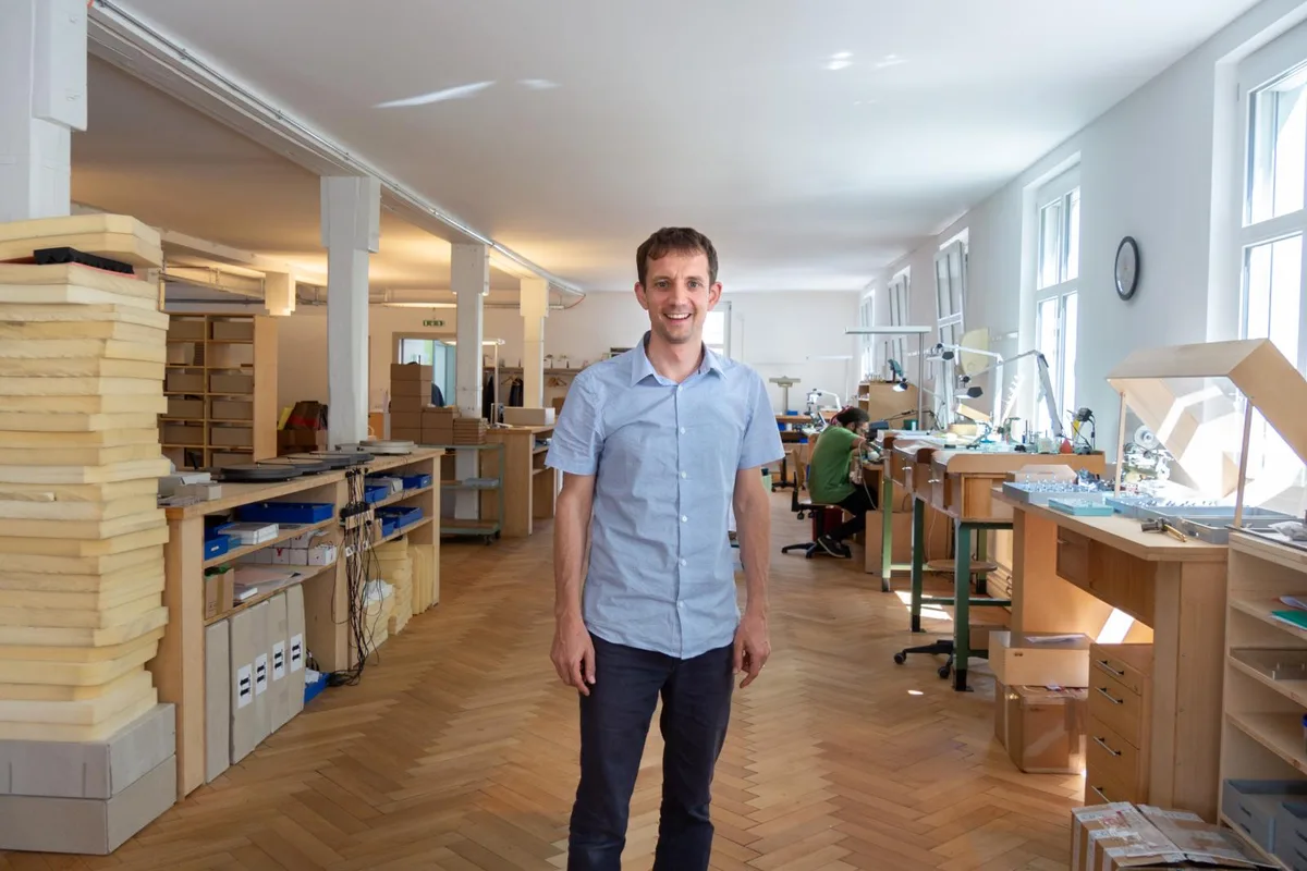 thales-tonarm-turbenthal%20%285%20von%208%29_preview Micha Huber in seiner Manufaktur in Turbenthal.